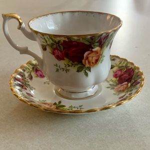 👉*VINTAGE* ROYAL ALBERT OLD COUNTRY ROSES TEACUP & SAUCER SET ~MINT CONDITION